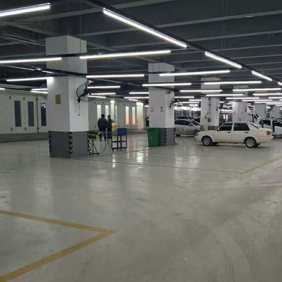 Chỗ phun khí ô tô đứng để sơn sạch và chính xác