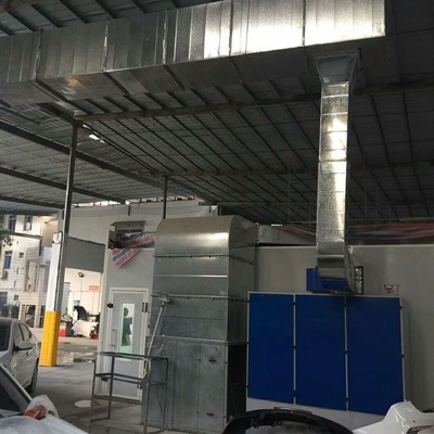 Chỗ phun khí ô tô đứng để sơn sạch và chính xác